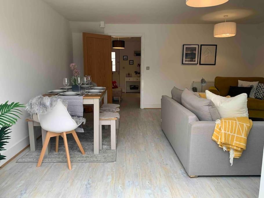 Stylish & Spacious 3 Bed House With 2 Free Car Parking Spaces Villa Appledram Luaran gambar