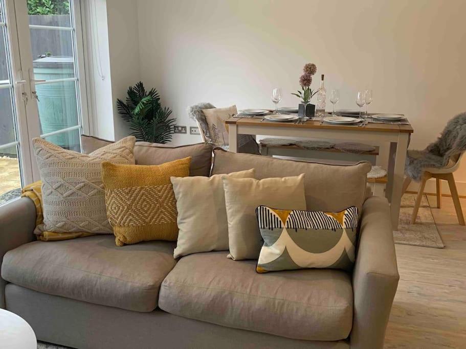 Stylish & Spacious 3 Bed House With 2 Free Car Parking Spaces Villa Appledram Luaran gambar
